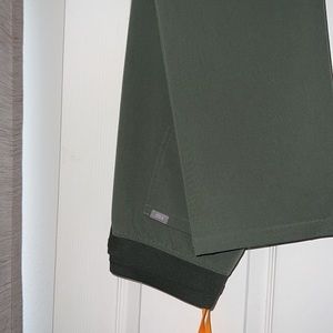 Like new Figs Livingston scrub Pants in limited edition color “Moss”.Size XSP.